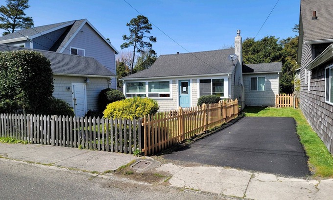 Seaside House | Kids welcome! Ms PacMan Arcade 1 blk to beach, King bed, sun porch, Pack 'n Play