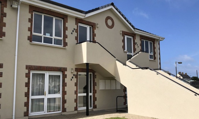 Kilkee House | Kilkee HH - GF - (S5) (TR1) Type B - No 907 by Interhome