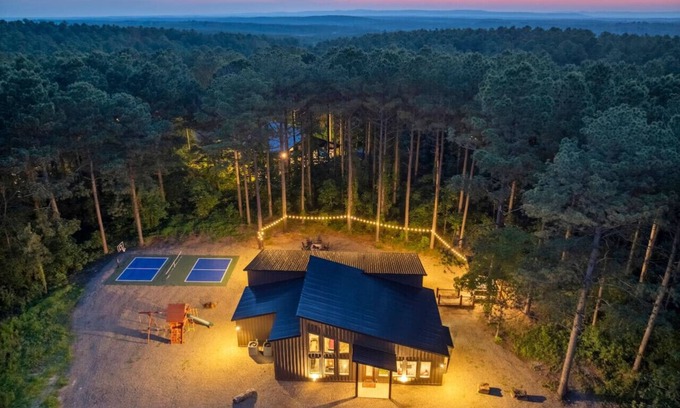 Pickens Cabin | Kilted Heron Lodge · Pickleball/Basketball Court + Gameroom, 5 King En-Suites