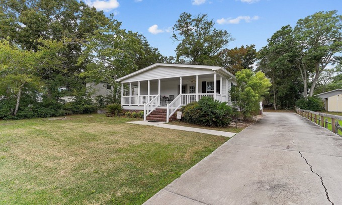 Sunset Beach House | Kimmie's Place- 6 mins to Beach, Pet Friendly, Entertainers dream!