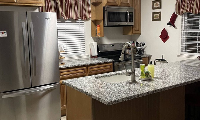 Lexington House | King bed. 2 bedroom. Pet-friendly. Fenced back yard. Near Downtown.