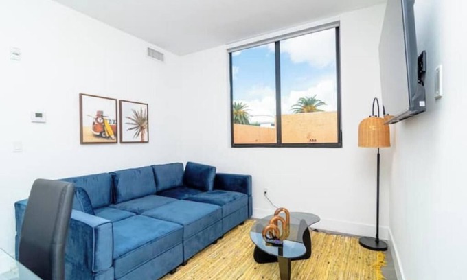 East Little Havana Apartment | King Bed 2B/2Ba Oasis minutes to Brickell 6 guests