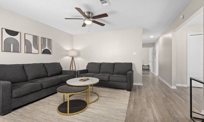 University Park House | King Bed, 50” SmartTV, Coffee & Tea Bar