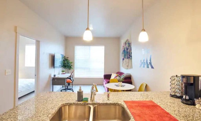 Salt Lake City Apartment | King Bed*Desk*Hot Tub*Gym*Downtown/Ski and See