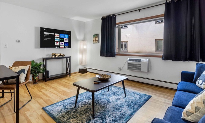 Wauwatosa Apartment | King Bed - FAST WIFI ~ Near Froedtert ~ Undergrnd Parking