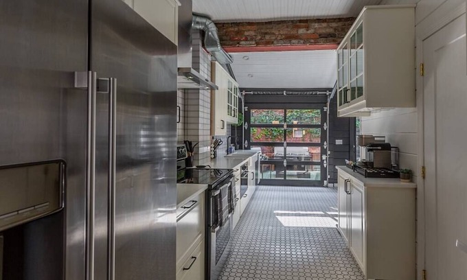 South Side Flats House | King Bed Free Parking Arcade Fire Pit Family