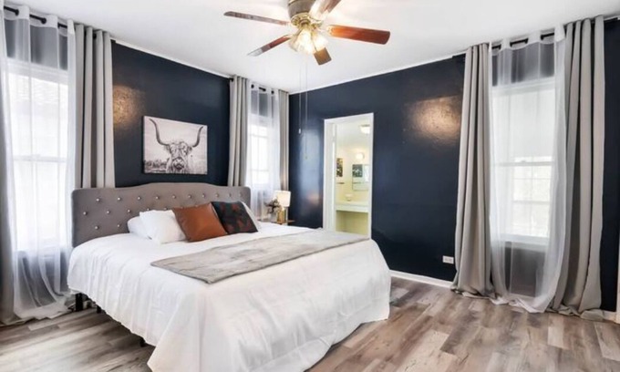 Monticello Park Apartment | King bed-Fully-Equipped kitchen-Monthly Rentaln