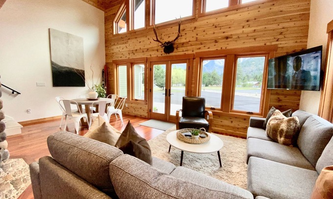 Leavenworth Ski Chalet | King Bed Hot Tub Views Fire Pit Fast WiFi
