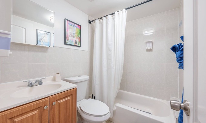 Queens Apartment | King Bed in 2nd Fl apt on Dead End St