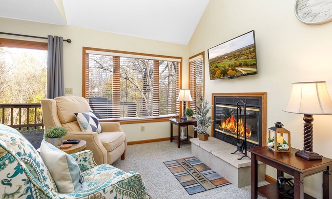 The Galena Territory Villa | King bed, Peaceful, Wood Fireplace, Near Spa, Golf, Trails