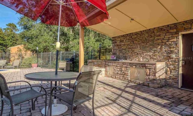 Gainesville Condo | King bed, pool, creek! Private artsy 1/1 condo in forest, 1.6 mi. north of UF!