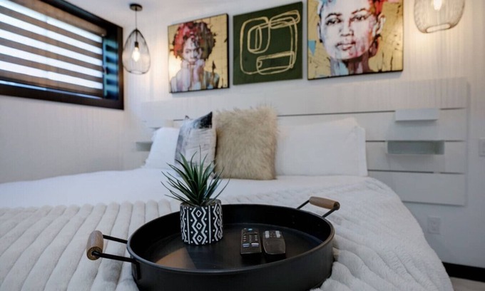 Niagara Falls Apartment | King Bed/Selfie Wall/Large Bathtub/Laundry