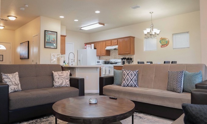 Austin House | ✪ King Beds ✔ 3 Bdr Townhouse w/Private Backyard
