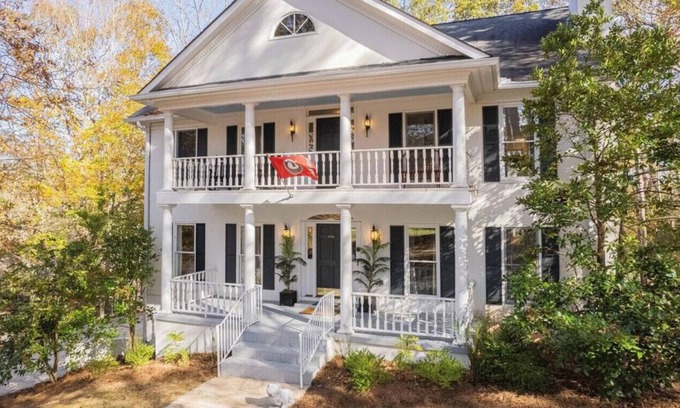Athens House | ⚡️⚡️⚡️KING Beds near UGA: Theater, Game Room, Hot Tub, Golf & River, 4 Game Tables⚡️⚡️⚡️