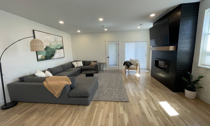 Sloan Lake House | KING Beds - Stylish 4BR near Stadium & Sloans Lake w/Rooftop!