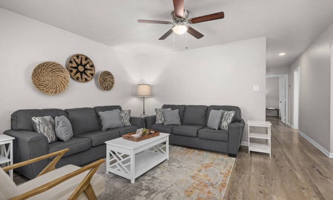 College Station House | King beds, two living rooms and plenty of parking