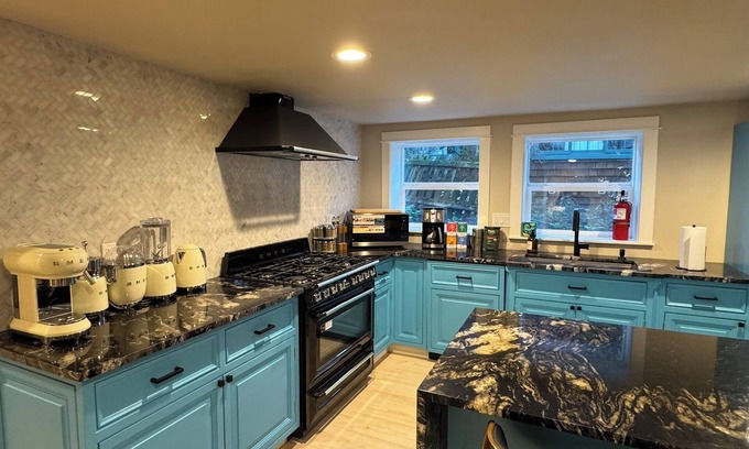 Willamette Heights Apartment | King Comfort & City Access