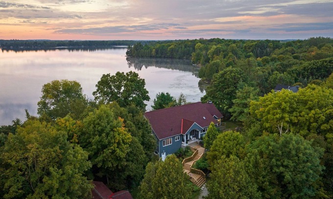 Rideau Lakes House | King Estate Rideau | Waterfront | Sleeps 16 | 4 Acres | Views!