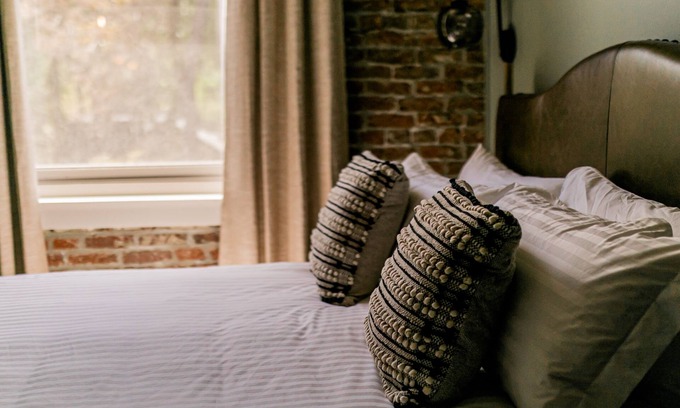 Jacksonville Hotel | King Guest Room at The Jacksonville Inn