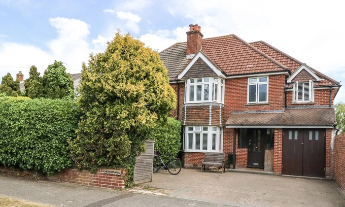 New Forest District Cottage | KING HENRY HOUSE, pet friendly, country holiday cottage in Lymington