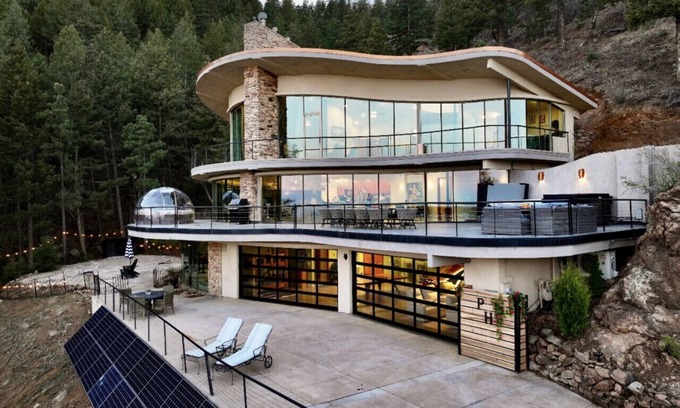 Cheyenne Canyon Apartment | King of the mountain sleeps 12 Luxe property