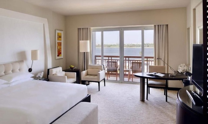 Deira House | King Room Near Dubai Creek Golf Club By Luxury Bookings