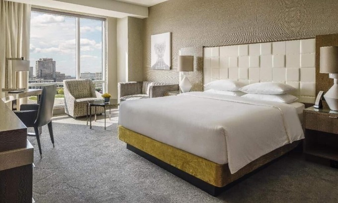 McLean Apartment | King Room Near Levis Clothing Store WDC