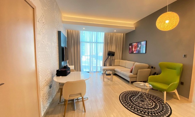 Al Barsha Apartment | King Size Bed | Netflix & Chill | Fast Wi-Fi & Free Parking
