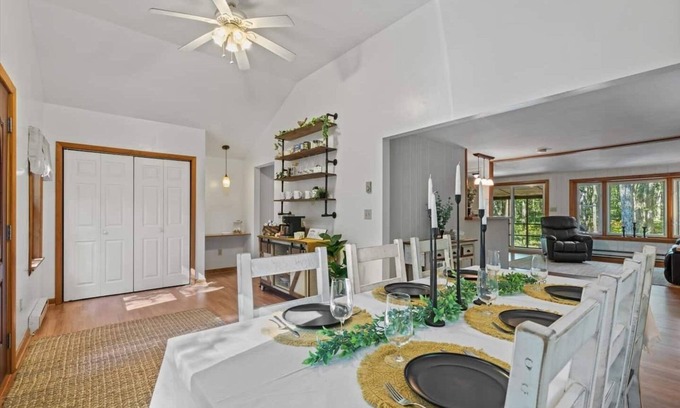 Jim Thorpe Cabin | King Size Beds, Bunk Beds, Access to Pool, Lake, & Tennis
