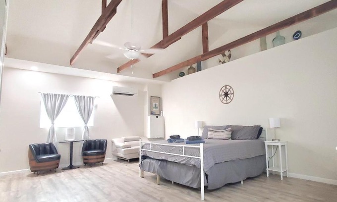La Vista House | King Size Sassy Studio