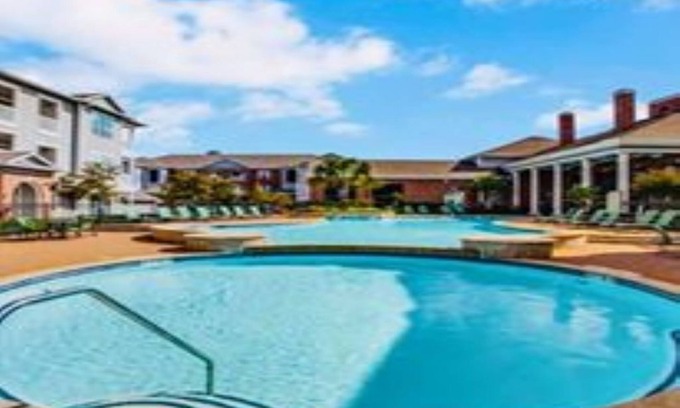 College Park Apartment | King Sized Bed w Pool and FREE PARKING in The Woodlands