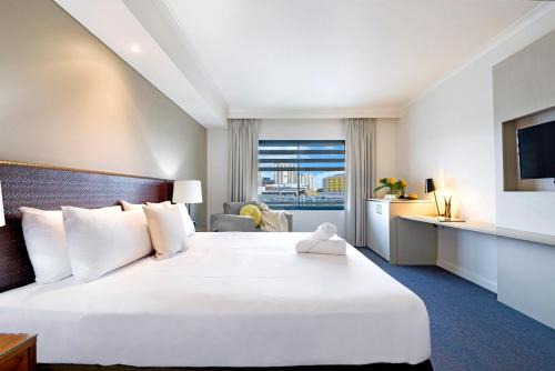 Darwin City Centre Apartment | King Studio Harbourfront Haven with Tropical Pool