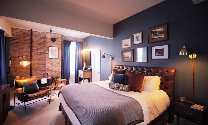 Jacksonville Hotel | King suite at The Jacksonville Inn Features luxurious soaking tub in room.