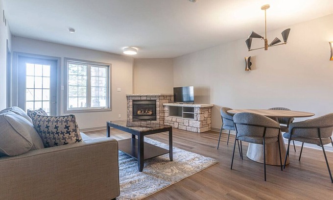Oro-Medonte Condo | King Suite, Jacuzzi, Full Kitchen, Heated pool