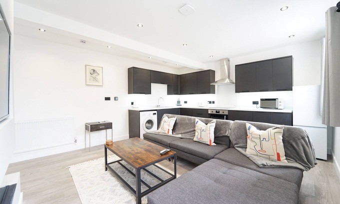 Weston-super-Mare Apartment | King suite modern flat next to the Beach