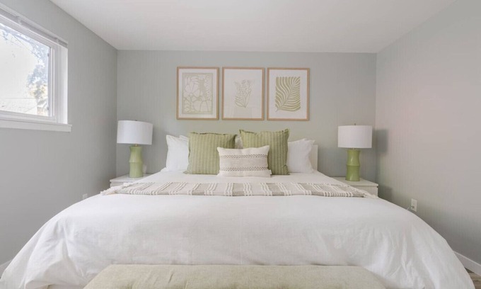 Gatewood Apartment | King Suite Near Lincoln Park