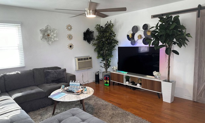 Pacific Beach House | King Suite Pacific Beach Modern Oasis