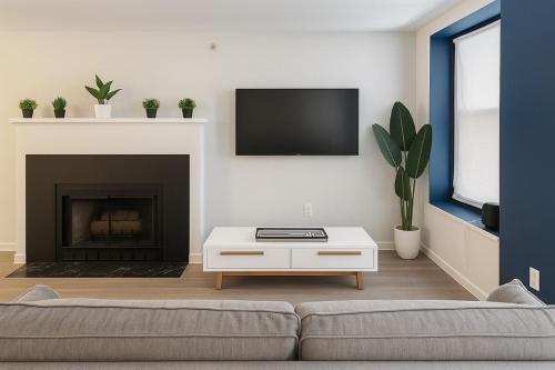 Downtown Cleveland Apartment | King Suite Playhouse Sq DT, Clinic, RockHall, CSU