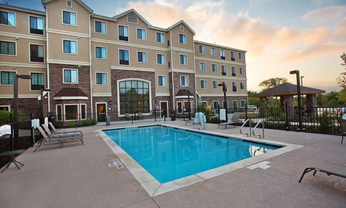Sweetbriar Condo | King Suite w/Free Breakfast Included! Outdoor Pool, Near Downtown Austin