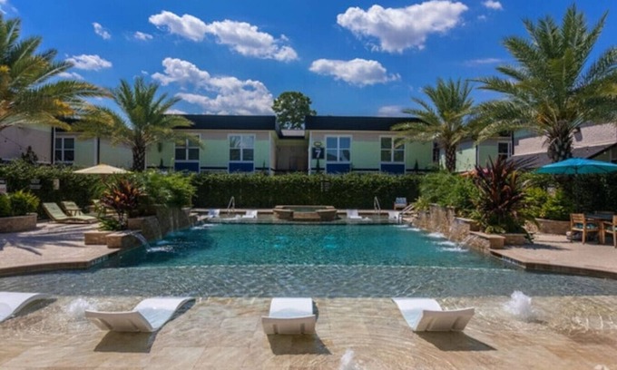 North Houston Apartment | KINGbed, resort style pool, gym, near the heights