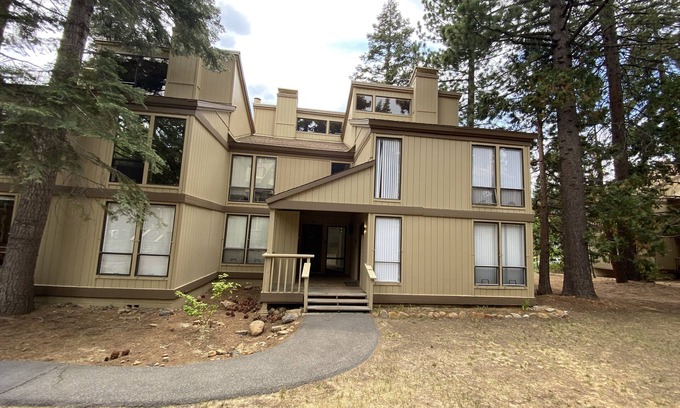 Kings Beach Condo | Kings Beach Lovely 3 B/2 B condo/pool 1 mile to the beach 7 mi to ski resort