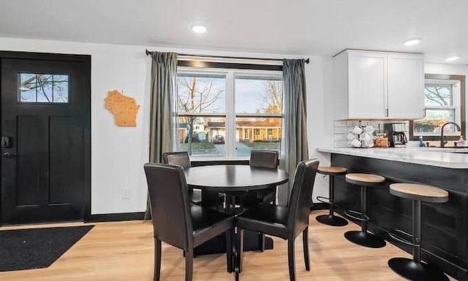 Green Bay House | Kings of the North - Spacious, Modern, Entertain!