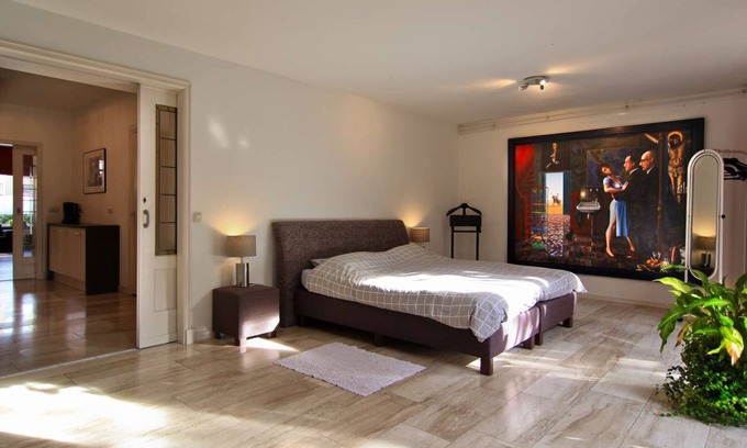 Oranjebuurt Apartment | Kingsize ground floor apartment nearby Park and City, 2nd home away from home