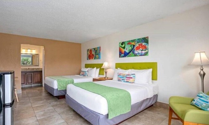 Historic Downtown Kissimmee Hotel | Kissimmee Contemporary Room with 2 DBL Beds & Pool
