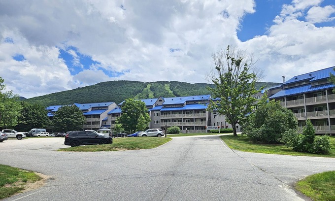 Lincoln Condo | Kitchen, AC, deck, mountain view, pool, ski shuttle. LB307 by LRS