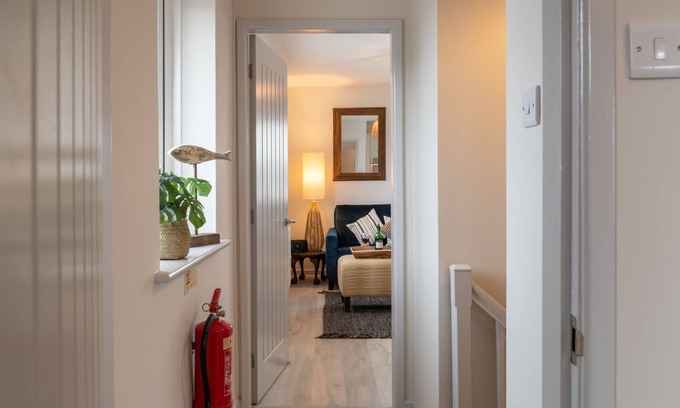 Rhosneigr House | Kittiwake Cottage : Stylish 2‑Bed Pet-Friendly Cottage in Rhosneigr | Managed by Anglesey Holiday Le