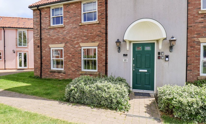 Filey Cottage | KITTIWAKES, pet friendly, with a garden in The Bay - Filey