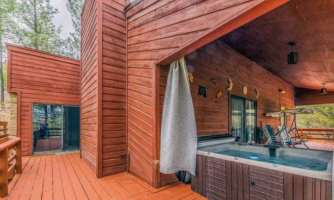 Ruidoso Cabin | Kizzy's Kove! Close to Midtown with hot tub!