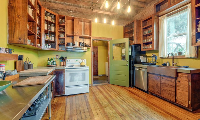 Oretech House | Klamath Falls Vacation Rental < 1 Mi to Downtown!