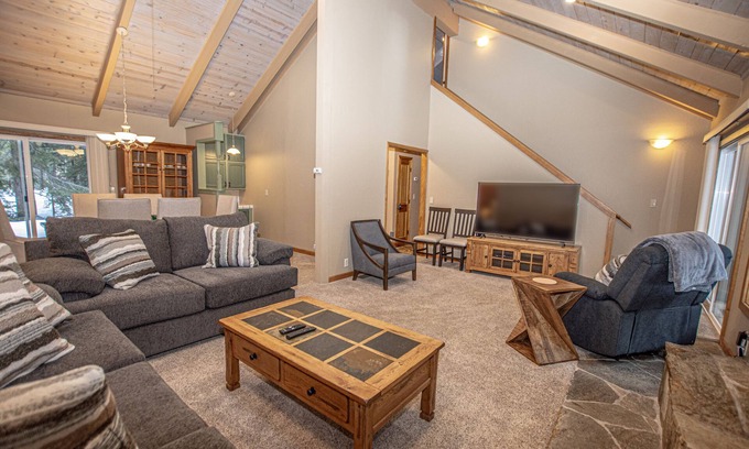 Tahoma House | Knobcone Cabin by Hauserman Rentals